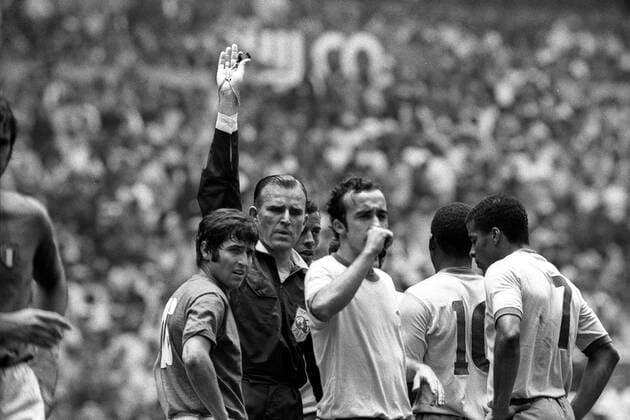 Schiedsrichter Rudolf Glöckner (DDR) fällt selbstsicher seine Entscheidungen, v.li.: Giancarlo de Sisti (Italien), Tostao, Pele und Jairzinho (alle Brasilien) Fußball WM Herren Weltmeisterschaft 1970, Finale, Länderspiel, Nationalmannschaft, Nationalteam, Nationaltrikot, Gruppe Mexico City