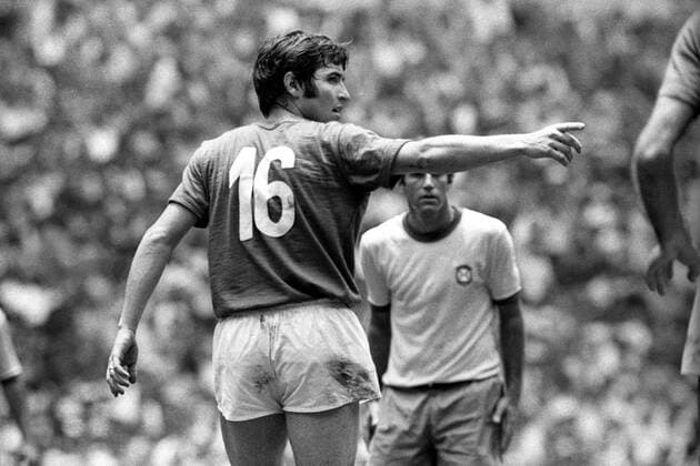 Giancarlo de Sisti (Italien) gibt die Richtung an Fußball WM Herren Weltmeisterschaft 1970, Finale, Länderspiel, Nationalmannschaft, Nationalteam, Nationaltrikot, Einzelbild Mexico City