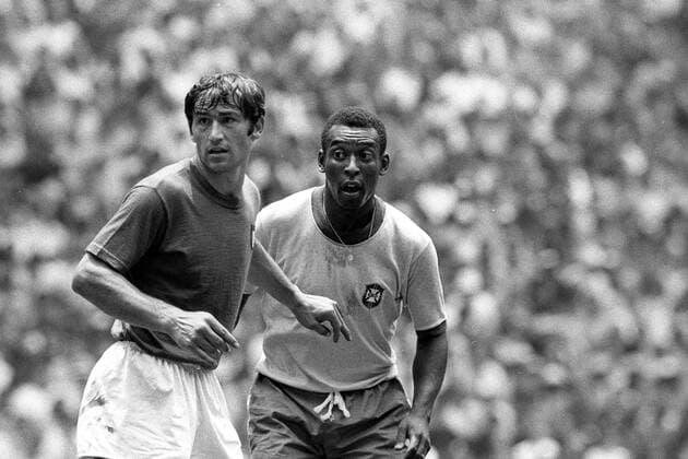 Tarcisio Burgnich (li., Italien) nimmt Pele (Brasilien) in Manndeckung Fußball WM Herren Weltmeisterschaft 1970, Finale, Länderspiel, Nationalmannschaft, Nationalteam, Nationaltrikot, Gruppe Mexico City