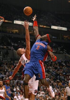 Ben Wallace (Detroit Pistons, re.) und Joel Przybilla (Portland Trail Blazers) gehen zum Rebound - (Icon7198108) Basketball Herren NBA 2004 2005, Portland Trail Blazers - Detroit Pistons 93:103, Trailblazers Gruppe Portland Dynamik, EDITORIAL USE ONLY