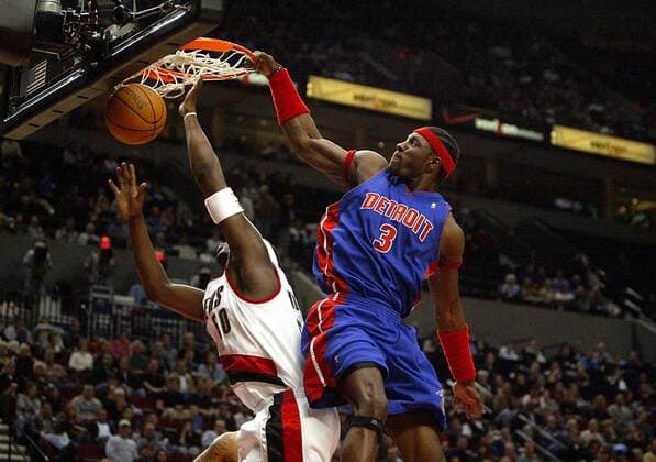 Ben Wallace (Detroit Pistons) - Dunking über Zach Randolph (Portland Trail Blazers) - (Icon7198120) Basketball Herren NBA 2004 2005, Portland Trail Blazers - Detroit Pistons 93:103, Trailblazers Gruppe Portland Dynamik, Überlegenheit, EDITORIAL USE ONLY