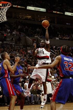 Zach Randolph (Portland Trail Blazers) - Korbleger - (Icon7198122) Basketball Herren NBA 2004 2005, Portland Trail Blazers - Detroit Pistons 93:103, Trailblazers Gruppe Portland Dynamik, EDITORIAL USE ONLY