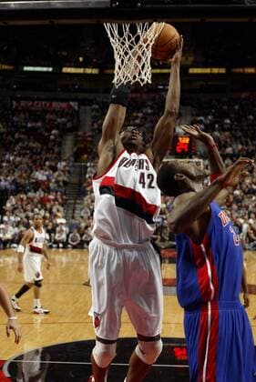 Theo Ratliff (Portland Trail Blazers) - Dunking - (Icon7198133) Basketball Herren NBA 2004 2005, Portland Trail Blazers - Detroit Pistons 93:103, Trailblazers Gruppe Portland Dynamik, EDITORIAL USE ONLY