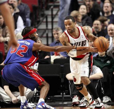 Damon Stoudamire (Portland Trail Blazers, re.) wird von Richard Hamilton (Detroit Pistons) gefoult - (Icon7198140) Basketball Herren NBA 2004 2005, Portland Trail Blazers - Detroit Pistons 93:103, Trailblazers Gruppe Portland Dynamik, EDITORIAL USE ONLY