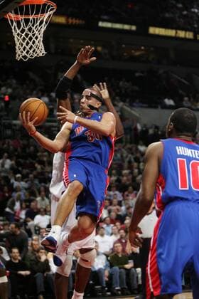 Carlos Arroyo (Detroit Pistons) - Korbleger - (Icon7198150) Basketball Herren NBA 2004 2005, Portland Trail Blazers - Detroit Pistons 93:103, Trailblazers Einzelbild Portland Dynamik, EDITORIAL USE ONLY