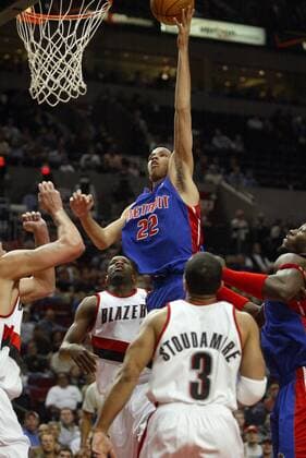 Tayshaun Prince (Detroit Pistons) - Korbleger - (Icon7198111) Basketball Herren NBA 2004 2005, Portland Trail Blazers - Detroit Pistons 93:103, Trailblazers Gruppe Portland Dynamik, EDITORIAL USE ONLY