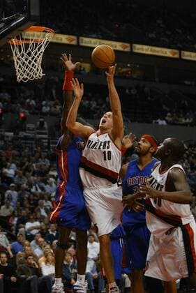 Joel Przybilla (Portland Trail Blazers, Mitte) - Korbleger gegen Rasheed Wallace (2. v. re.) und Ben Wallace (beide Detroit Pistons) - (Icon7198125) Basketball Herren NBA 2004 2005, Portland Trail Blazers - Detroit Pistons 93:103, Trailblazers Gruppe Portland Dynamik, EDITORIAL USE ONLY