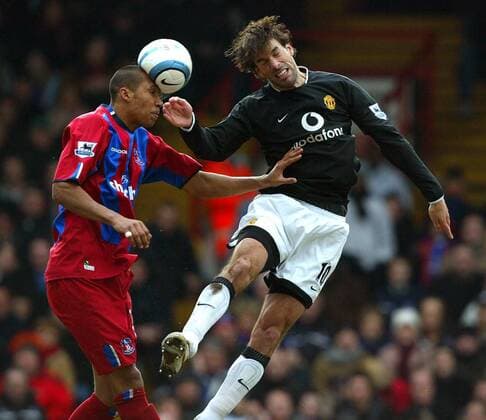 Fitz Hall (Crystal Palace, li.) gegen Ruud van Nistelrooy (Manchester United) -  Fußball Herren English Premier League 2004 2005, 1. Englische Liga, Crystal Palace - Manchester United 0:0, ManU Gruppe London Dynamik,