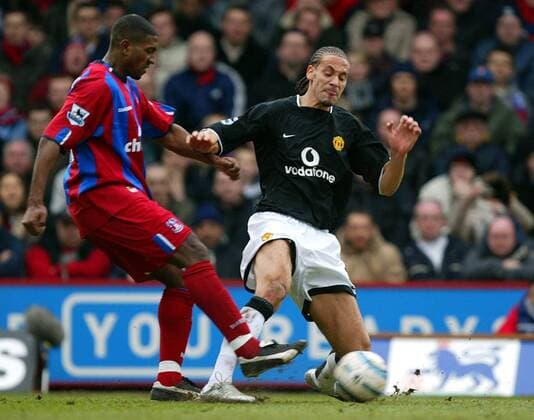 Mikele Leigertwood (Crystal Palace, li.) zieht ab, re. Rio Ferdinand (Manchester United) -  Fußball Herren English Premier League 2004 2005, 1. Englische Liga, Crystal Palace - Manchester United 0:0, ManU Gruppe London Dynamik,