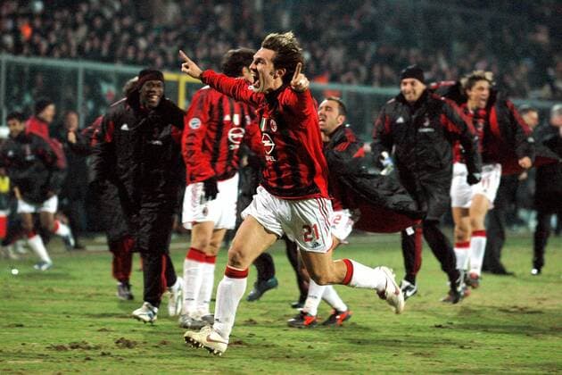 Torschütze Andrea Pirlo (Milan) bejubelt verfolgt von seinen Mitspielern und den Reservisten das späte Siegtor Fußball Herren Serie A 2004 2005, 1. Italienische Liga, AC Mailand Gruppe Bergamo Dynamik, Begeisterung, Freude,