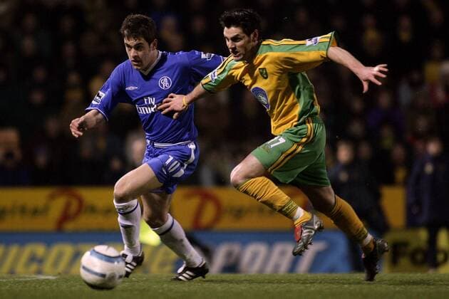 Joe Cole (Chelsea, li.) gegen Marc Edworthy (Norwich) -  Fußball Herren English Premier League 2004 2005, 1. Englische Liga, Norwich City - Chelsea FC London 1:3 Gruppe Norwich Dynamik,