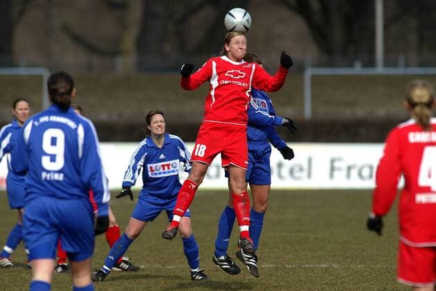Viola Odebrecht (Potsdam, li.) am Ball vor Louise Hansen (Frankfurt) Fußball 1. BL Damen Saison 2004 2005, Frauen, Frauenfußball, 1. FFC Frankfurt - 1. FFC Turbine Potsdam 2:1, Vdig, Gruppe Frankfurt M. Dynamik,