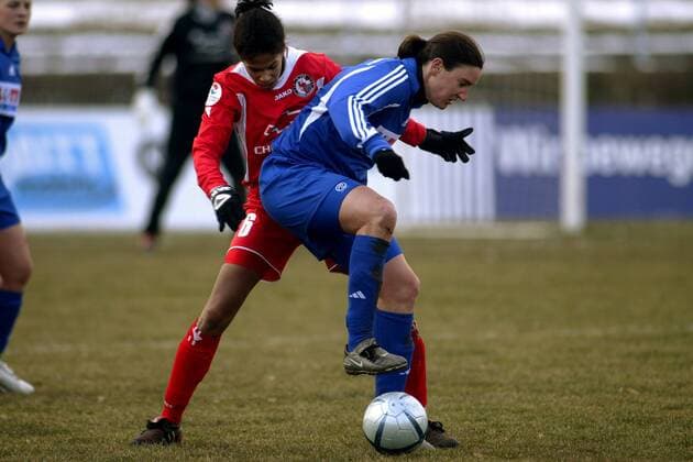 Birgit Prinz (Frankfurt, re.) am Ball gegen Navina Omilade (Potsdam) Fußball 1. BL Damen Saison 2004 2005, Frauen, Frauenfußball, 1. FFC Frankfurt - 1. FFC Turbine Potsdam 2:1, Vdig, Gruppe Frankfurt M.