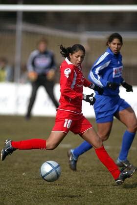 Cristiane (Potsdam) am Ball Fußball 1. BL Damen Saison 2004 2005, Frauen, Frauenfußball, 1. FFC Frankfurt - 1. FFC Turbine Potsdam 2:1, Vdig, Einzelbild Frankfurt M. Dynamik,