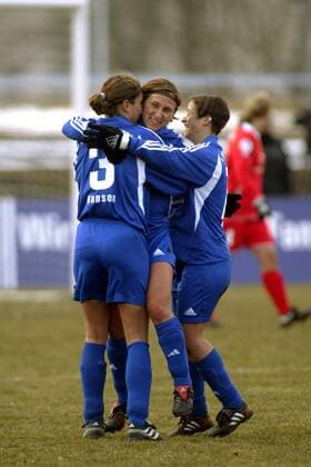 Torschützin Sandra Albertz (Mitte) wird nach dem 1:1 von Louise Hansen (li.) und Judith Affeld (alle Frankfurt) umjubelt Fußball 1. BL Damen Saison 2004 2005, Frauen, Frauenfußball, 1. FFC Frankfurt, Vdig, Gruppe Frankfurt M. Freude,