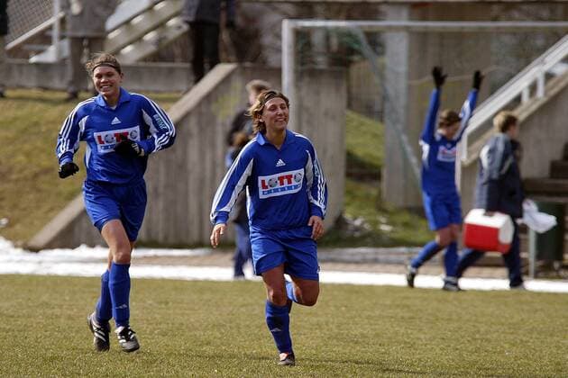 Torschützin Sandra Albertz (re.) und Louise Hansen (beide Frankfurt) bejubeln den 2:1 Siegtreffer Fußball 1. BL Damen Saison 2004 2005, Frauen, Frauenfußball, 1. FFC Frankfurt, Vdig, Gruppe Frankfurt M. Freude,