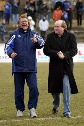 Manager Siegfried Dietrich (re.) und Trainer Dr. Hans Jürgen Tritschoks (beide Frankfurt) gut gelaunt nach dem 2:1 Erfolg Fußball 1. BL Damen Saison 2004 2005, Frauen, Frauenfußball, 1. FFC Frankfurt, Vdig, Gruppe Frankfurt M. Freude,