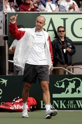 Ivan Ljubicic (Kroatien) betritt zuversichtlich den Court - (Icon 7404248) Tennis Herren Daviscup 2005, Davis Cup, Hartplatz, Hardcourt, Hartplatztennis, Hartplatzturnier, Einzelbild Los Angeles, LA, L. A. EDITORIAL USE ONLY