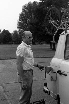 Trainer Klaus Ampler (DDR) bei untypischer Arbeit - am Materialwagen muss Benzin nachgefüllt werden... Radsport Herren Berlin Rundfahrt 1989, Straßenradsport, Straße, Rad, Einzelbild Berlin