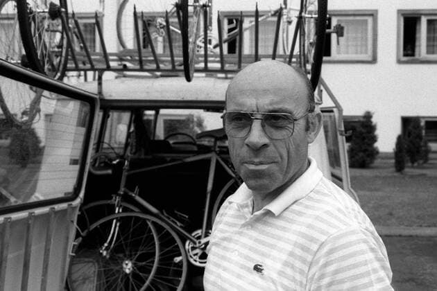 Trainer Klaus Ampler (DDR) vor dem Materialwagen Radsport Herren Berlin Rundfahrt 1989, Straßenradsport, Straße, Rad, Porträt Berlin
