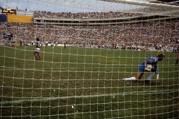 Torwart Harald Schumacher (BR Deutschland) pariert während des Elfmeterschießens den Schuß von Raul Servin (Mexiko) Fußball WM Herren DEUTSCHSPRACHIGE SPORTZEITSCHRIFTEN UND -ZEITUNGEN NUR NACH RÜCKSPRACHE, Weltmeisterschaft 1986, Totale Elfer, verschossen, verschießen, Monterrey, Estadio Universitario