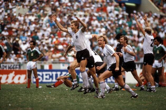 Schlußjubel BR Deutschland nach dem Sieg im Elfmeterschießen gegen Mexiko, u.a. v.li. Karl Heinz Förster, Andreas Brehme, Ditmar Jakobs und Dieter Hoeneß Fußball WM Herren DEUTSCHSPRACHIGE SPORTZEITSCHRIFTEN UND -ZEITUNGEN NUR NACH RÜCKSPRACHE, Weltmeisterschaft 1986, Gruppe Monterrey Begeisterung, Freude,