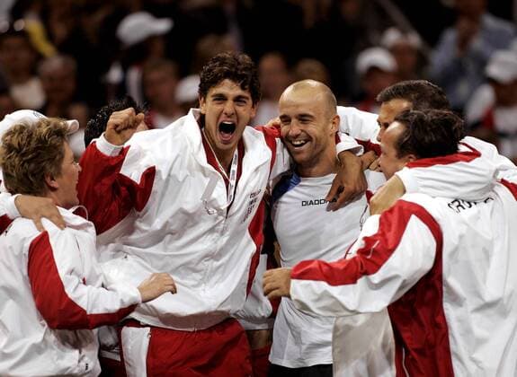 Matchwinner Ivan Ljubicic (re.) und Mario Ancic (beide Kroatien) feiern mit ihren Betreuern den überraschenden 2:3 Erfolg und das Erreichen der 2. Davis Cup Runde - (Icon7404362) Tennis Herren Daviscup 2005, Davis Cup, Gruppe Los Angeles, LA, L. A. Begeisterung, Freude, EDITORIAL USE ONLY