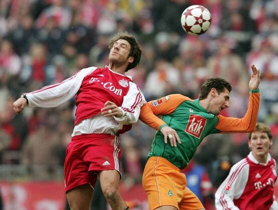 Torsten Frings (Bayern, li.) gegen Miroslav Klose (Bremen) Fußball 1. BL Herren Saison 2004 2005, FC Bayern München - SV Werder Bremen 1:0 Gruppe Aufmacher München Dynamik,