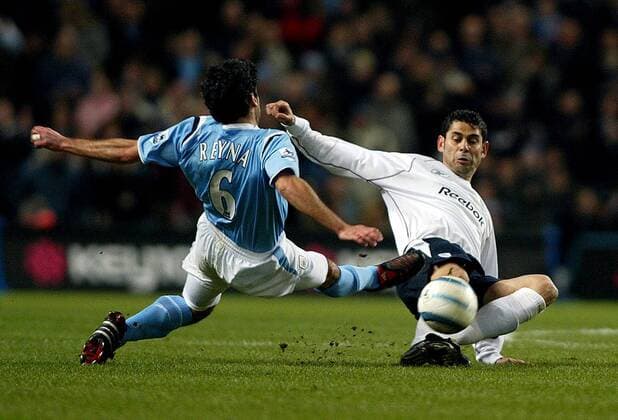 Fernando Hierro (Bolton, re.) gegen Claudio Reyna (Manchester City) -  Fußball Herren English Premier League 2004 2005, 1. Englische Liga, Manchester City - Bolton Wanderers 0:1 Gruppe Manchester Dynamik, Kampf,