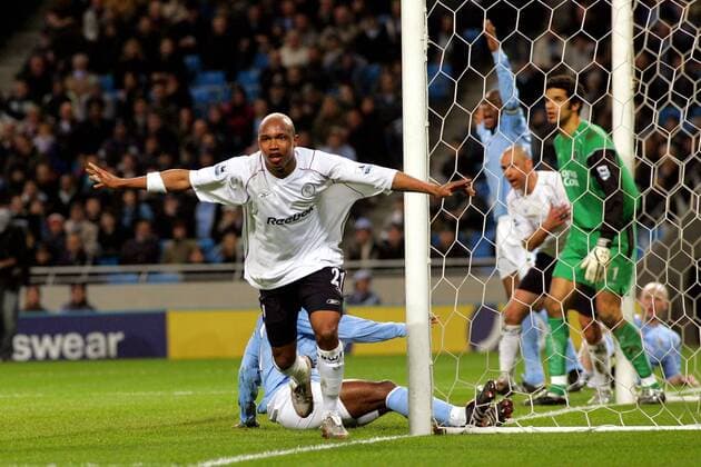 El Hadji Diouf (Bolton) bejubelt sein Tor zum 1:0 -  Fußball Herren English Premier League 2004 2005, 1. Englische Liga, Manchester City - Bolton Wanderers 0:1 Gruppe Manchester Freude,