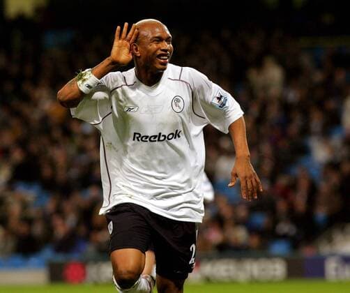 El Hadji Diouf (Bolton) will seine Anhänger hören -  Fußball Herren English Premier League 2004 2005, 1. Englische Liga, Bolton Wanderers Einzelbild Manchester Freude,