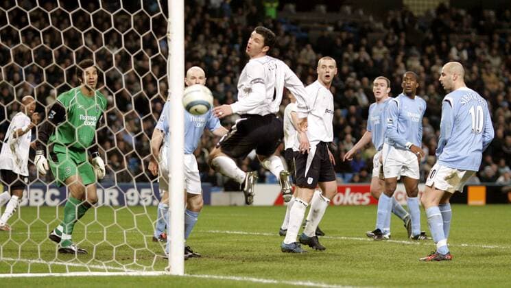 Gary Speed (Bolton, Mitte) verfehlt das Gehäuse nur um einige Zentimeter, Torwart David James (li.), Danny Mills (2. v. li.), Antoine Siebierski (re., alle Manchester City) und Kevin Nolan (Bolton, 4. v. re.) schauen hinterher - EDITORIAL USE ONLY. No use with unauthorised audio, video, data, fixture lists, club league logos or live services. Online in-match use limited to 120 images, no video emulation. No use in betting, games or single club league player publications. Fußball Herren English Premier League 2004 2005, 1. Englische Liga, Manchester City - Bolton Wanderers 0:1 Gruppe Manchester Dynamik, Spannung