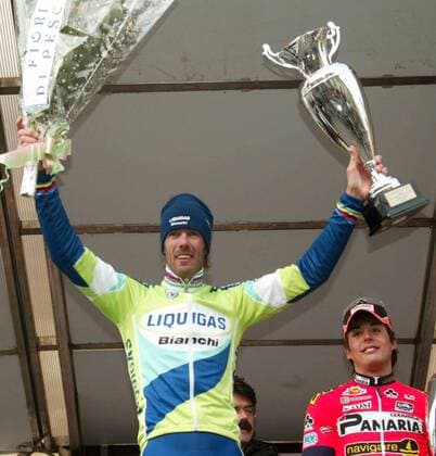 Sieger Mario Cipollini (Liquigas Bianchi, li.) jubelt mit dem Siegerpokal, daneben Paride Grillo (beide Italien Panaria Navigare) -  Radsport Herren Giro della Provincia di Lucca 2005, Straßenradsport, Straße, Rad Gruppe Lucca Freude,