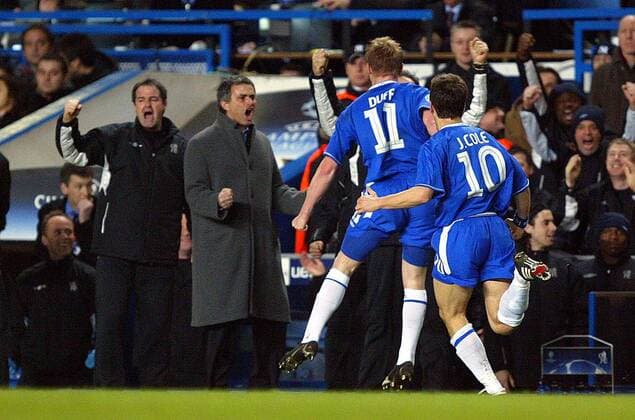 Damien Duff (11) und Joe Cole (10) beim Torjubel mit Trainer Jose Mourinho (2.v.li.) und Co Trainer Steve Clarke (alle Chelsea) -  Fußball EC 1 Herren Champions League 2004 2005, Chelsea FC London, English Premier League, 1. Englische Liga Gruppe London Begeisterung, Freude,