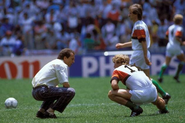 Teamchef Franz Beckenbauer (li.) gibt Ditmar Jakobs (beide BR Deutschland) während des Stretchings letzte Anweisungen Fußball WM Herren DEUTSCHSPRACHIGE SPORTZEITSCHRIFTEN UND -ZEITUNGEN NUR NACH RÜCKSPRACHE, Weltmeisterschaft 1986 Gruppe Coach, Bundestrainer Mexico City