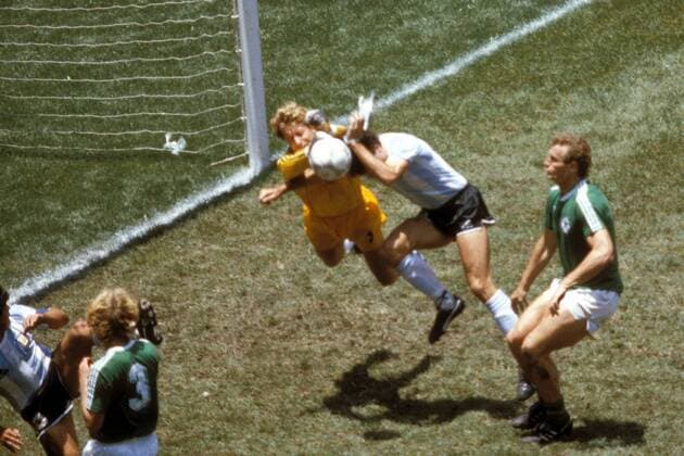 Torwart Harald - Toni - Schumacher mit einer resoluten Faustabwehr gegen seinen argentinischen Gegenspieler, re. schaut Hans Peter Briegel (beide BR Deutschland) zu Fußball WM Herren DEUTSCHSPRACHIGE SPORTZEITSCHRIFTEN UND -ZEITUNGEN NUR NACH RÜCKSPRACHE, Weltmeisterschaft 1986 Gruppe Mexico City Dynamik,