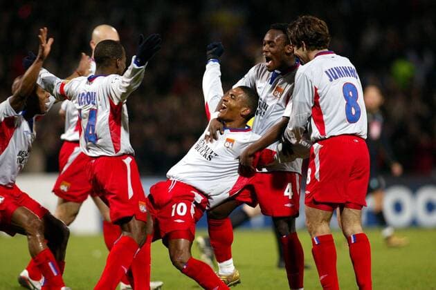 Torjubel um den Torschützen Florent Malouda, v. re.: Juninho, Mickael Essien, Govou und Wiltord Fußball EC 1 Herren Champions League 2004 2005, Olympique Lyonnais, OL Gruppe pan8462 Lyon Freude, Begeisterung,  