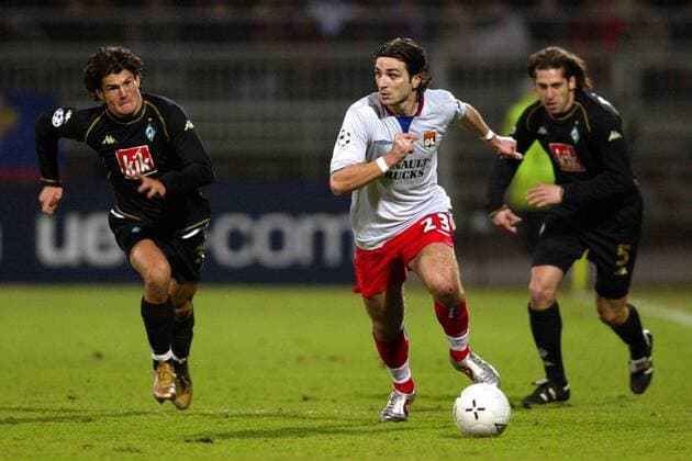 Jeremy Berthod (Lyon) lässt Nelson Haedo Valdez (li.) und Davala (beide Bremen) hinter sich Fußball EC 1 Herren Champions League 2004 2005, Olympique Lyonnais SV Werder Bremen 7:2, OL Gruppe pan8462 Lyon Dynamik,  