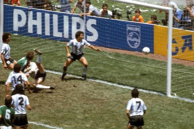 Tor! Rudi Völler (2.v.li., BR Deutschland) besorgt aus dem Gewühl das zwischenzeitliche 2:2 gegen die Argentinier Fußball WM Herren DEUTSCHSPRACHIGE SPORTZEITSCHRIFTEN UND -ZEITUNGEN NUR NACH RÜCKSPRACHE, Weltmeisterschaft 1986 Totale Mexico City Dynamik,