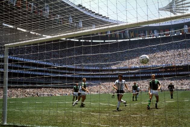 Hans Peter Briegel (li.), Karl Heinz Förster (re., beide BR Deutschland) und Jorge Valdano (Argentinien) während der Strafraumszene, die zum 1:0 für die Argentinier führt Fußball WM Herren DEUTSCHSPRACHIGE SPORTZEITSCHRIFTEN UND -ZEITUNGEN NUR NACH RÜCKSPRACHE, Weltmeisterschaft 1986 Totale Estadio Azteca, Aztekenstadion, Mexico City