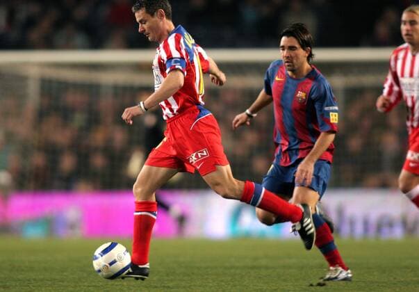 Carlos Martin Aguilera (li., Atletico Madrid) gegen Deco (FC Barcelona) -  Fußball Herren Primera Division 2004 2005, 1. Spanische Liga, FC Barcelona - Atletico Madrid 0:2, Barca, Vdig Gruppe Barcelona Dynamik,