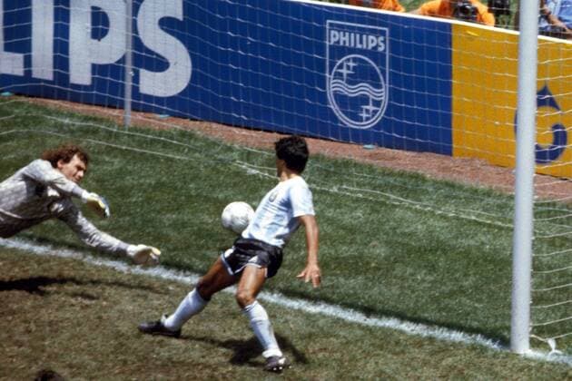 Torwart Nery Pumpido und Hector Enrique (beide Argentinien) strecken sich vergeblich nach dem Ball Fußball WM Herren DEUTSCHSPRACHIGE SPORTZEITSCHRIFTEN UND -ZEITUNGEN NUR NACH RÜCKSPRACHE, Weltmeisterschaft 1986 Gruppe Mexico City