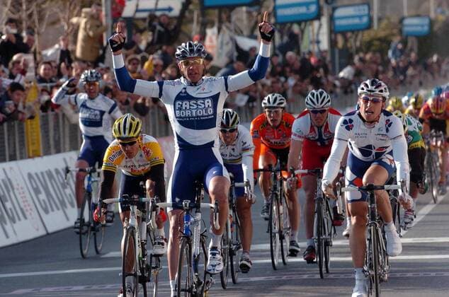 Alessandro Petacchi (Italien Fassa Bortolo) gewinnt den Massensprint -  Radsport Herren 40. Tirreno Adriatico 2005, Straßenradsport, Straße, Rad, 1. Etappe, Vdig Gruppe Civitavecchia Freude,