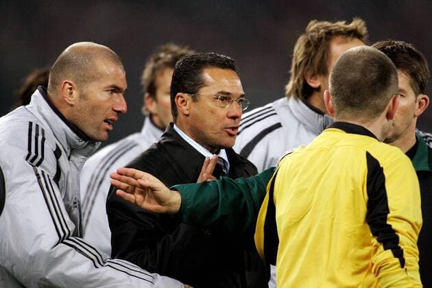 Zinedine Zidane (li.) und Trainer Wanderley Luxemburgo (beide Real Madrid) diskutieren mit dem Schiedsrichterassistenten Christian Schräer (Deutschland) Fußball EC 1 Herren Champions League 2004 2005, Real Madrid CF, Achtelfinale Gruppe Turin Spannung,