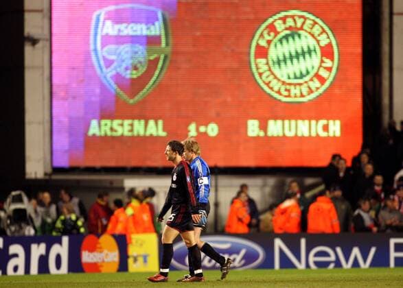Thomas Linke und Torwart Oliver Kahn (beide Bayern) gehen an der Anzeigetafel vorbei ab - verloren und doch eine Runde weiter Fußball EC 1 Herren Champions League 2004 2005, Arsenal FC London - FC Bayern München 1:0, Vdig Totale London