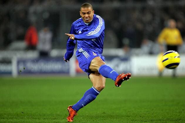 Ronaldo (Real Madrid) zieht ab Fußball EC 1 Herren Champions League 2004 2005, Achtelfinale, Real Madrid Einzelbild pan8478 Turin, Aufmacher Dynamik,  