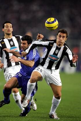 Luis Figo (Real Madrid, li.) gegen Fabio Cannavaro (Juve) Fußball EC 1 Herren Champions League 2004 2005, Achtelfinale, Juventus Turin - Real Madrid 2:0 Gruppe pan8478 Turin Dynamik, Kampf,  