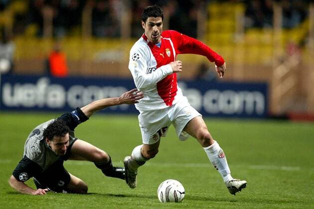 Vassilis Zikos (Monaco, re.) entwischt Mark van Bommel (Eindhoven) Fußball EC 1 Herren Champions League 2004 2005, AS Monaco - PSV Eindhoven 0:2, Achtelfinale Gruppe pan8481 Monte Carlo Dynamik, Überlegenheit,  
