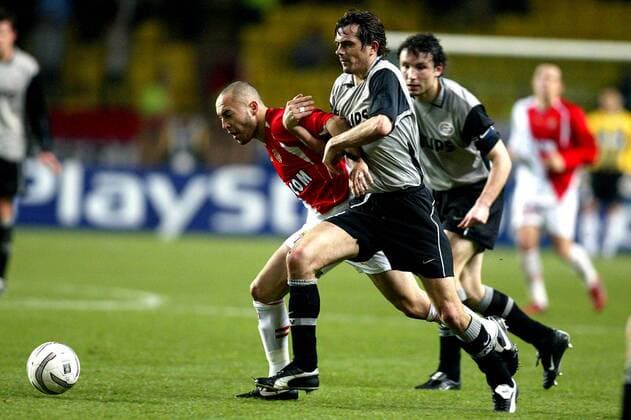 Philipp Cocu (Eindhoven, re.) gegen Ernesto Javier Chevanton (Monaco) Fußball EC 1 Herren Champions League 2004 2005, AS Monaco - PSV Eindhoven 0:2, Achtelfinale Gruppe pan8481 Monte Carlo Dynamik,  