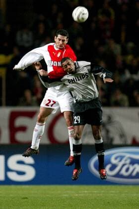Julien Rodriguez (Monaco, li.) steigt beim Kopfball höher als Robert (Eindhoven) Fußball EC 1 Herren Champions League 2004 2005, AS Monaco - PSV Eindhoven 0:2, Achtelfinale Gruppe pan8481 Monte Carlo Dynamik, Höhe, Überlegenheit,  
